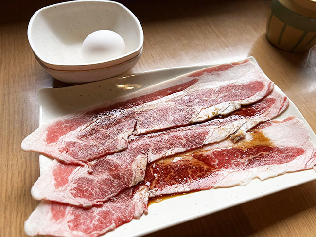 今日は昔からの友達に誕生日という事で焼肉きんぐの100分食べ放題プレミアムコースをご馳走してもらいました。プレミアムなだけあってどれでも注文可能で、カルビ、ロース、牛タン、ミノ、牛ホルモン、ミノ、1番人気のきんぐカルビと壺漬けカルビを2回もお代わりして