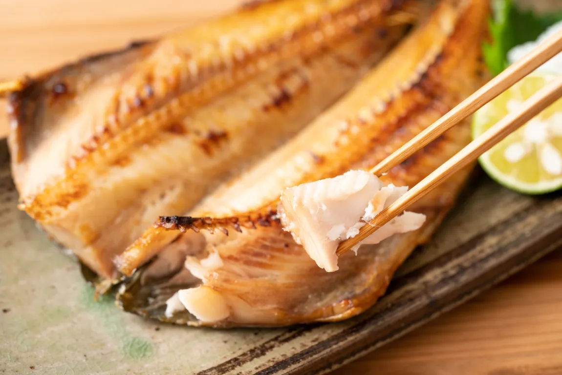 魚へんに花でホッケです。横浜丸魚株式会社