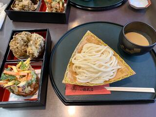 田丸屋の伝統うどんの工程3 うどんを鍋からあげ、水で締める How to Cook Traditional Tamaruya's Udon Part3Take the noodles out of the pot and rinse them with cold water .伊香保町伊香保水沢水沢うどん水沢うどん街元祖水沢うどん田丸屋元祖田丸