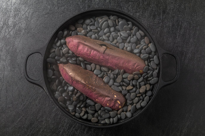 楽天市場 ホーロー石焼きいも器 石付 24cm 焼き芋メーカー ホーロー 石焼き芋器 本格 石焼き芋鍋 焼き芋機 焼き芋用ホイル やきいも器 家庭用焼きトウモロコシ 焼きじゃが 鮭のホイル焼き レシピ付き 便利 冬物 秋物 IH対応 HA-IY24S : 小物専科 しもやま 楽天市場店