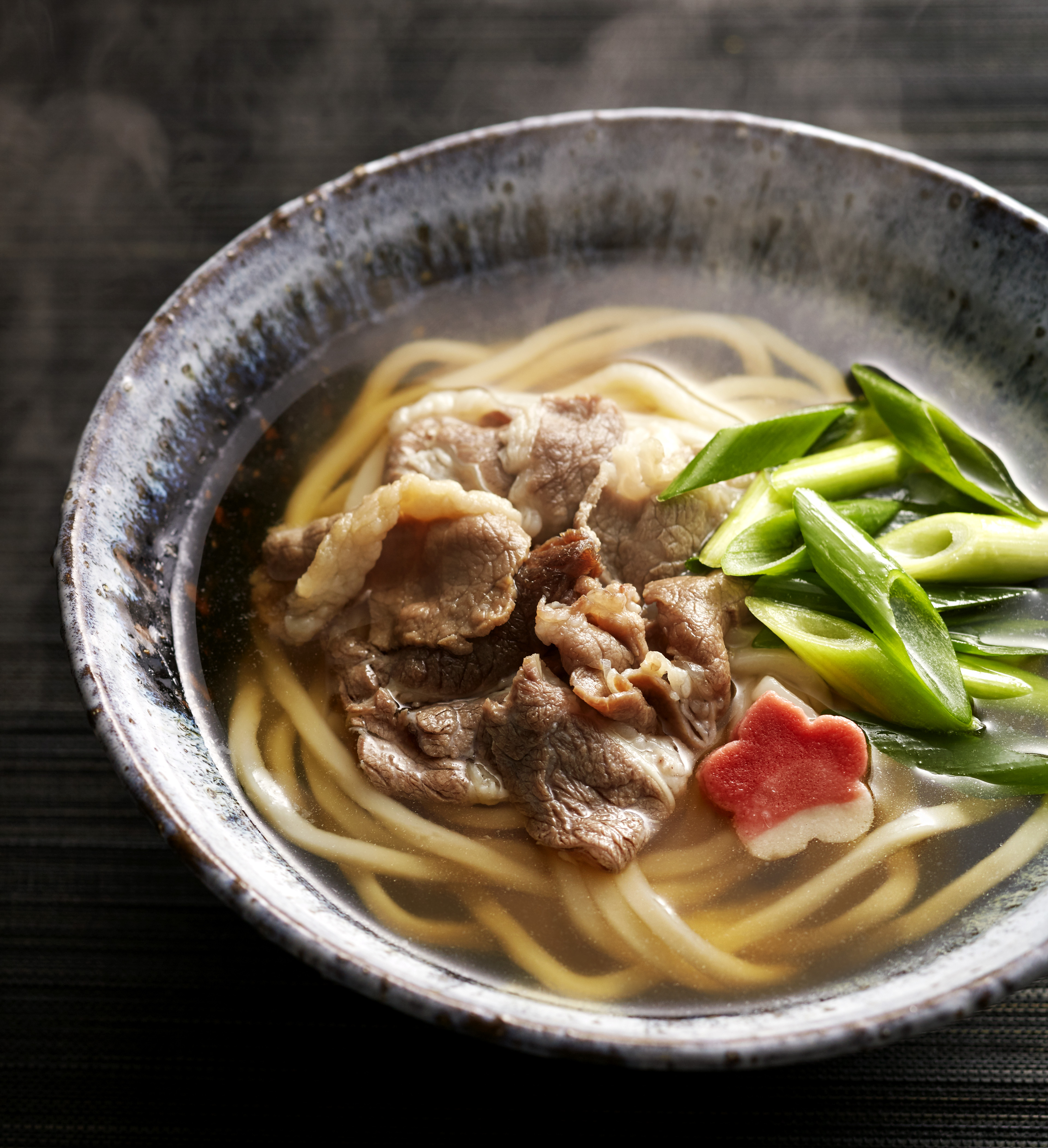 広島・本通「ちから 本通四丁目店」のミニ肉うどん、おはぎ恰幅の良い彼