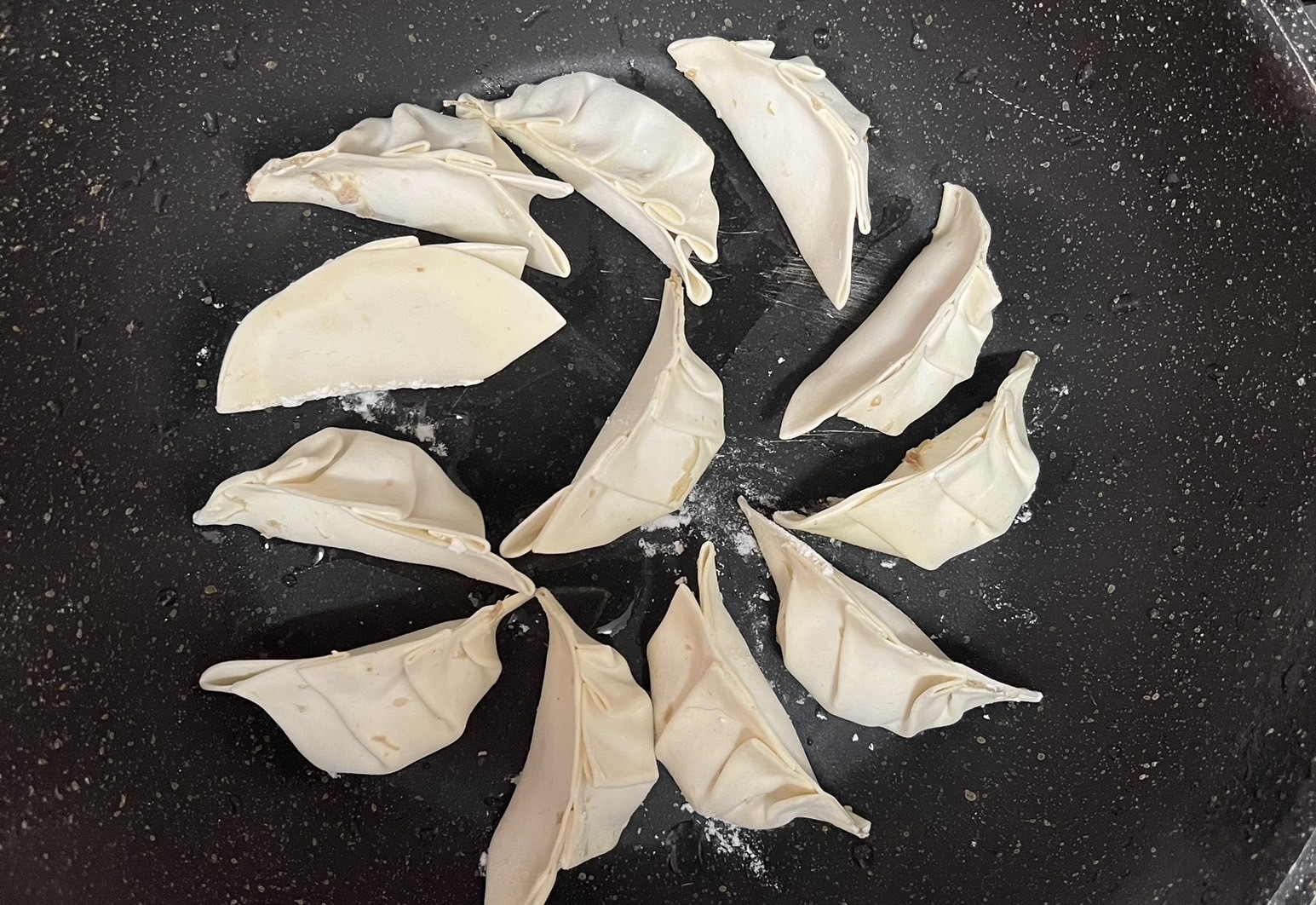 包まない餃子🥟 作るのは楽だが、食べるのは面倒臭い。レシピ①具材をまぜる ②フライパンにごま油をひいて、餃子の皮を並べる ③具材を敷き詰める④皮を上にも並べる ⑤中火で中に火が通るまで焼く ⑥お酒、ごま油を一周かけて完成材料ひき肉 300g キャベツ