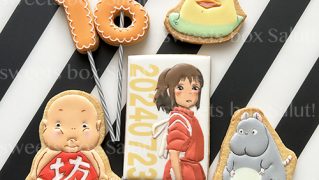 一枚目はアイシングクッキーが乗ったケーキです☺︎ 二枚目は写真とアイシングクッキーの組み合わせ！ キャラクターの数によってお値段か変わってきます。ご予算やイメージなどご相談ください☺︎ ご注文は1週間から10日前にお願いいたします！パティスリーカスケット