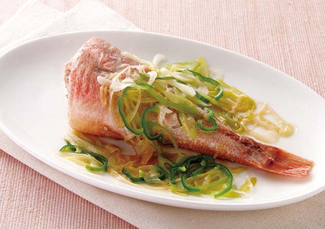 伝統的な中華料理煮込んだ豚足、中国饅頭赤いテーブル クロスに。高カロリーです。の写真素材・画像素材 Image 17065489