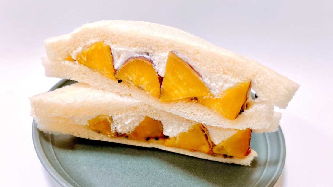 ローソン お芋の老舗監修の上品な味わい！和風スイートポテトとクリームサンドが融合した新作パン たまこ@コンビニスイーツ- エキスパート -Yahoo!ニュース