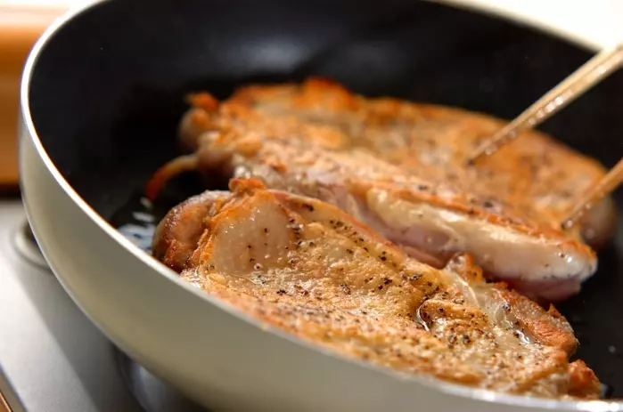 つくろう！スメアブロ🇩🇰🍴, 「カラフル野菜とハムのスメアブロ~ハーブバターソース~」, の作り方をご紹介！,彩りの良い夏野菜をたっぷりと使って, ハーブバターソースで仕上げた, 旬の食材のおいしさが楽しめる, スメアブロレシピです。,分量など、詳しいレシピは, アンデルセンのホームページで, ご紹介しています。, 🇩🇰スメアブロとは, スメアブロ smørrebrød は,