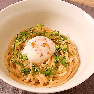 ＼ゆでうどんで , 簡単だけど美味しい, うどんカルボナーラ、, うどんは今回はさっと湯がくだけの, ゆでうどんを使用しましたが,どんなうどんでも作れます☺️, 𑁍𓏸𓈒𓂃𓂃𓂃𓂃🕊, 作り方, 材料 １人分 , なかざわ製麺 ゆでうどん1玉, 黒コショウ少し, ⚫︎卵１個, ⚫︎白だし大さじ１, ⚫︎マヨネーズ大さじ１, ⚫︎粉チーズ大さじ１,