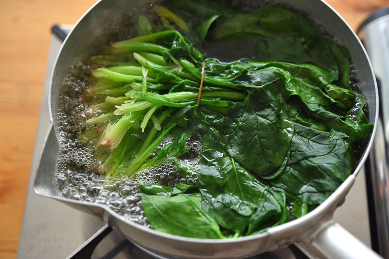 レンジで時短！野菜ソムリエ直伝の「ほうれん草のゆで方」 - macaroni