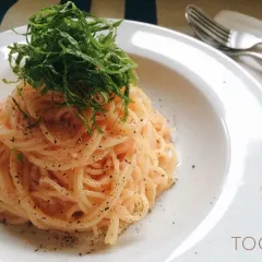 ジョリーパスタ、フルーツパスタ「“冷製カッペリーニ” 白桃マリネと生ハム・2色のミニトマトとモッツァレラ」を期間限定発売 - グルメ Watch