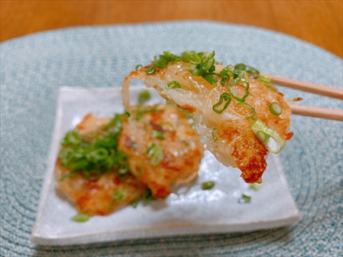 もったいないレシピ_刺身のつまの活用🍽﻿ お刺身についてくる大根などの「つま 」を使って、もう１品作ってみませんか？おかずとしてもおつまみとしてもおすすめなのが“大根もち”です。﻿ ﻿ つまはよく洗ったら、短く切ってボウルに入れます。そこに塩コショウと片栗粉を