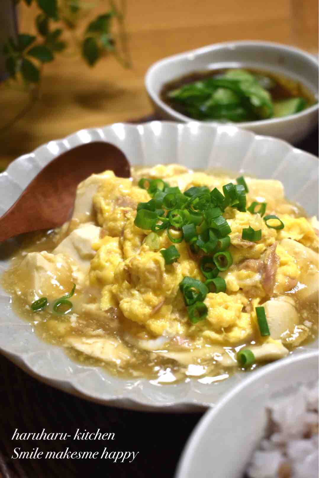 レンジで５分！１人前５０円で作れる👩‍🍳✨🎉﻿ ﻿ 「あんかけ豆卵」﻿ ﻿ ・絹ごし豆腐 １５０ｇ １ ２丁 ﻿ ・卵 ２個﻿ ・醤油小さじ１﻿ ・塩 ひとつまみ﻿ ・カニカマ ６本﻿ ・小ねぎ ２本﻿ ・天かす 大さじ２﻿ ﻿ ☆水 大さじ５﻿ ☆醤油 大さじ１﻿ ☆みりん大さじ１