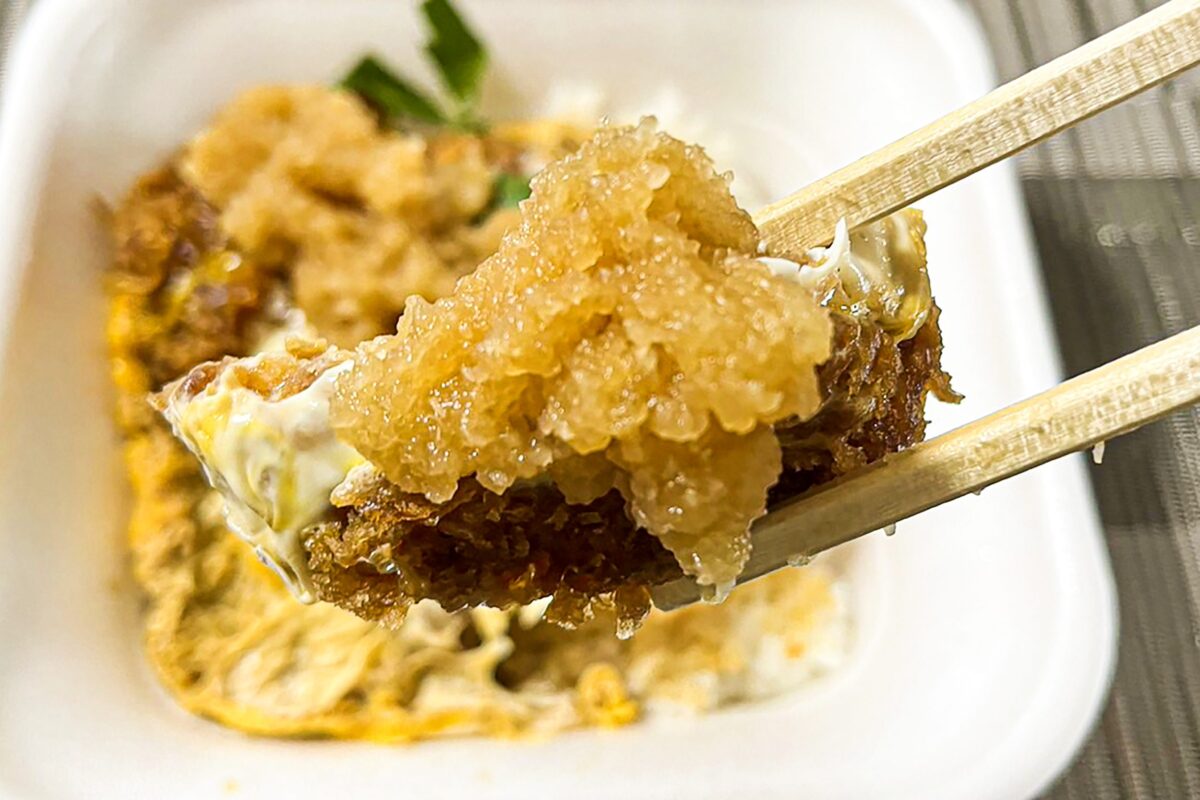 とんかつ大根ときゅうりのわさび風味おろし添え