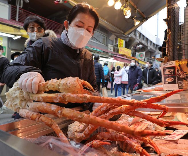 海の幸の宝庫✨寺泊で贅沢カニ三昧🦀 寺泊といえば、新鮮な魚介類が有名な「魚のアメ横」🐟。今回はそこで絶品カニを堪能してきました🦀✨。ぷりっぷりの カニの身と濃厚な味噌の旨味に感動 ！これぞ贅沢🎉。寺泊グルメカニ魚のアメ横新潟グルメ
