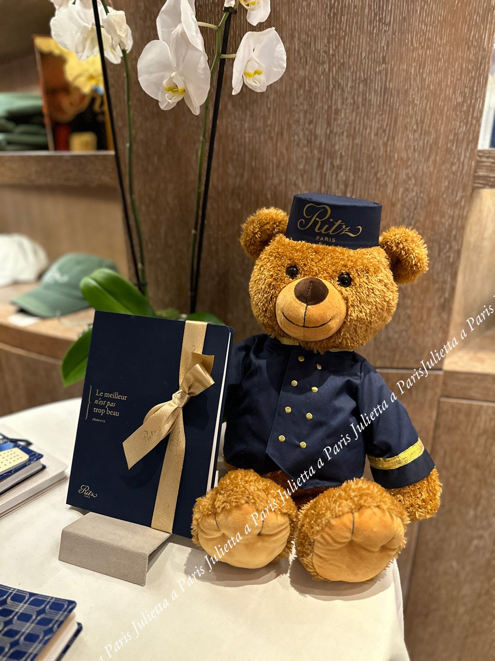 バッグにチャームが大流行！でもコレは絶対に可愛い！！パリ・リッツのティディーベアキーホルダ３人娘？BOSSと七海がパリ の薔薇色の生活をご紹介ブログ