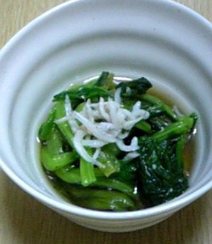 「しらすと小松菜のおひたし」, レンジで出来る！, あと1品ほしいとき💡, 副菜にぴったりなおひたし♪, ----------------,📝レシピ, ----------------, ＜材料＞, ・小松菜：1束, ・めんつゆ, ・しらす, ＜作り方＞,①小松菜を3㌢くらいの長さに切る, ②耐熱容器に入れて軽く食品用ラップをかけて600Wで60秒加熱する,