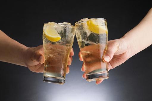 飲み会でハイボールと生ビールとレモンチューハイで乾杯をするの写真・画像素材-Snapmart スナップマート
