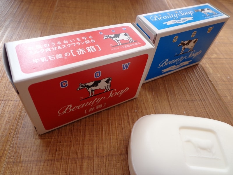 牛さんマークでおなじみの「牛乳石鹸」が期間限定ショップをオープンしたよ♡ ハート型の赤箱缶など可愛すぎるグッズが勢揃いですっPouch ポーチ