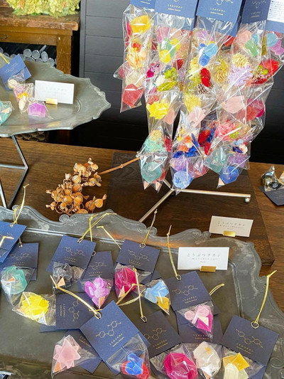 2種類の異なる食感の琥珀糖を使用！Cafe de Lapis“食べる宝石”スイーツ第2弾「宝石プリン」登場Emo!miuエモミュ