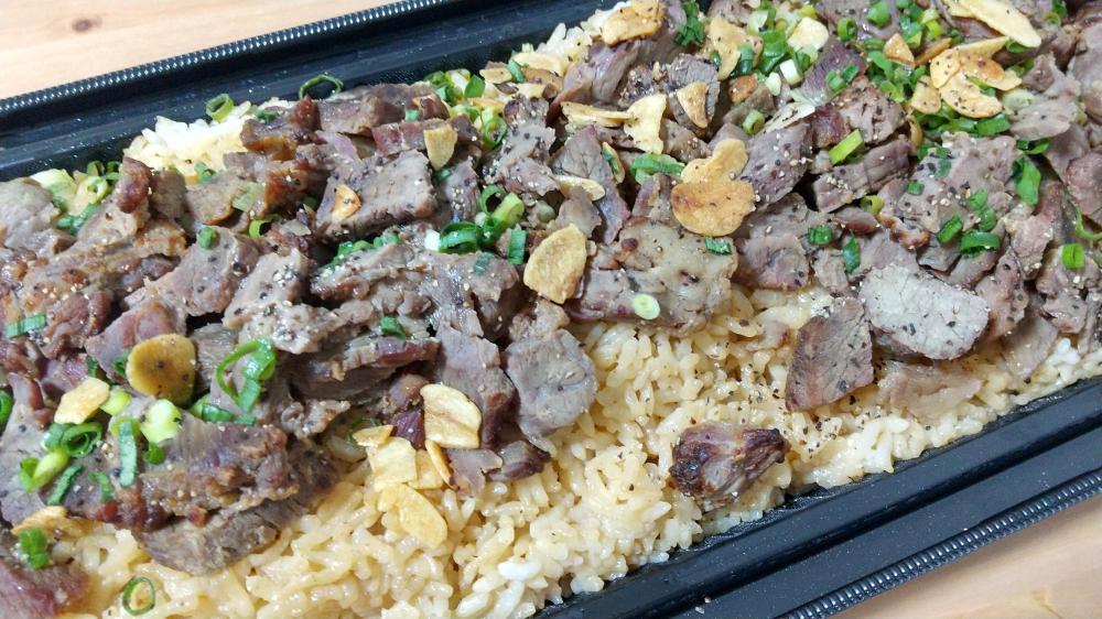 コストコの「ビーフガーリックライス」はマニアにも人気の絶品デリカ！おすすめアレンジレシピ＆温め方イチオシichioshi