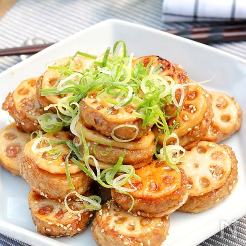 しゃきしゃき♪最高〜！れんこんのはさみ焼き , 美味しくてすぐなくなっちゃう最高のおつまみ！🍻,れんこん、ベーコン、大葉、チーズの組み合わせが良すぎる🤤, ▼材料, ・れんこん1個, ・ハーフベーコン カットタイプ適量, ・大葉適量,・ピザ用チーズ適量, ・オリーブオイル大さじ1, ・黒胡椒適量, ・酢 酢水用適量, ※れんこんの大きさによって材料を調整してください※,