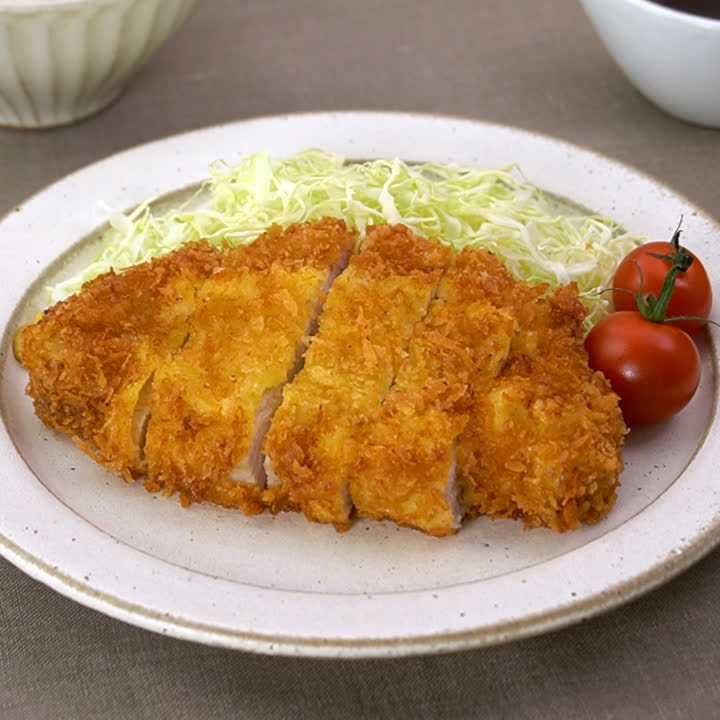 3連休最終日に食べた晩ごはんは がっつりとんかつ。 副菜にはマカロニサラダと ワカメときゅうりの和物。 以前カルディで購入したうまタレで和えただけなので簡単。 ・ ・ ・晩ごはん 夜ご飯 夕食 簡単レシピ おうちごはん とんかつ マカロニメイト フーディーテーブル