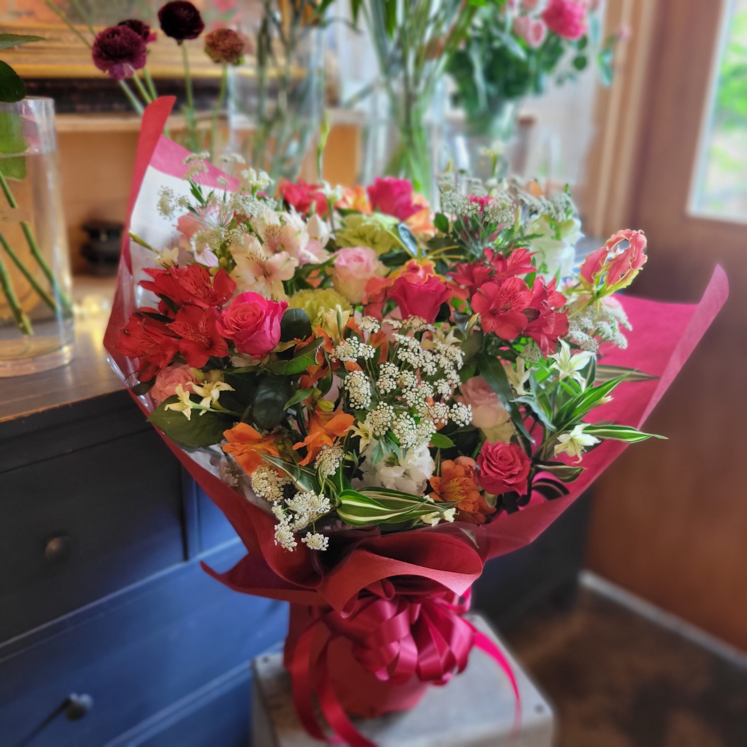 季節のお花のローアレンジメント 4,400円札幌の花屋 bloom & grow Flowers