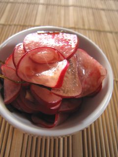 赤カブ漬け 漬け込み作業飛騨地方の特産品で冬の保存食岐阜・高山市