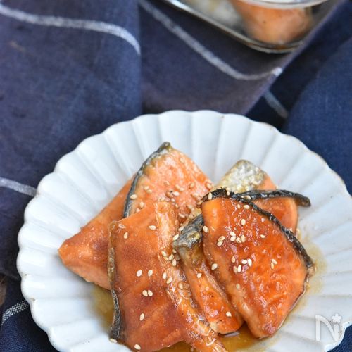 冷凍の鮭をフライパンで焼いて、贅沢なおにぎりを作りました ♪あしたのお弁当 - すももも桃もモモだよね