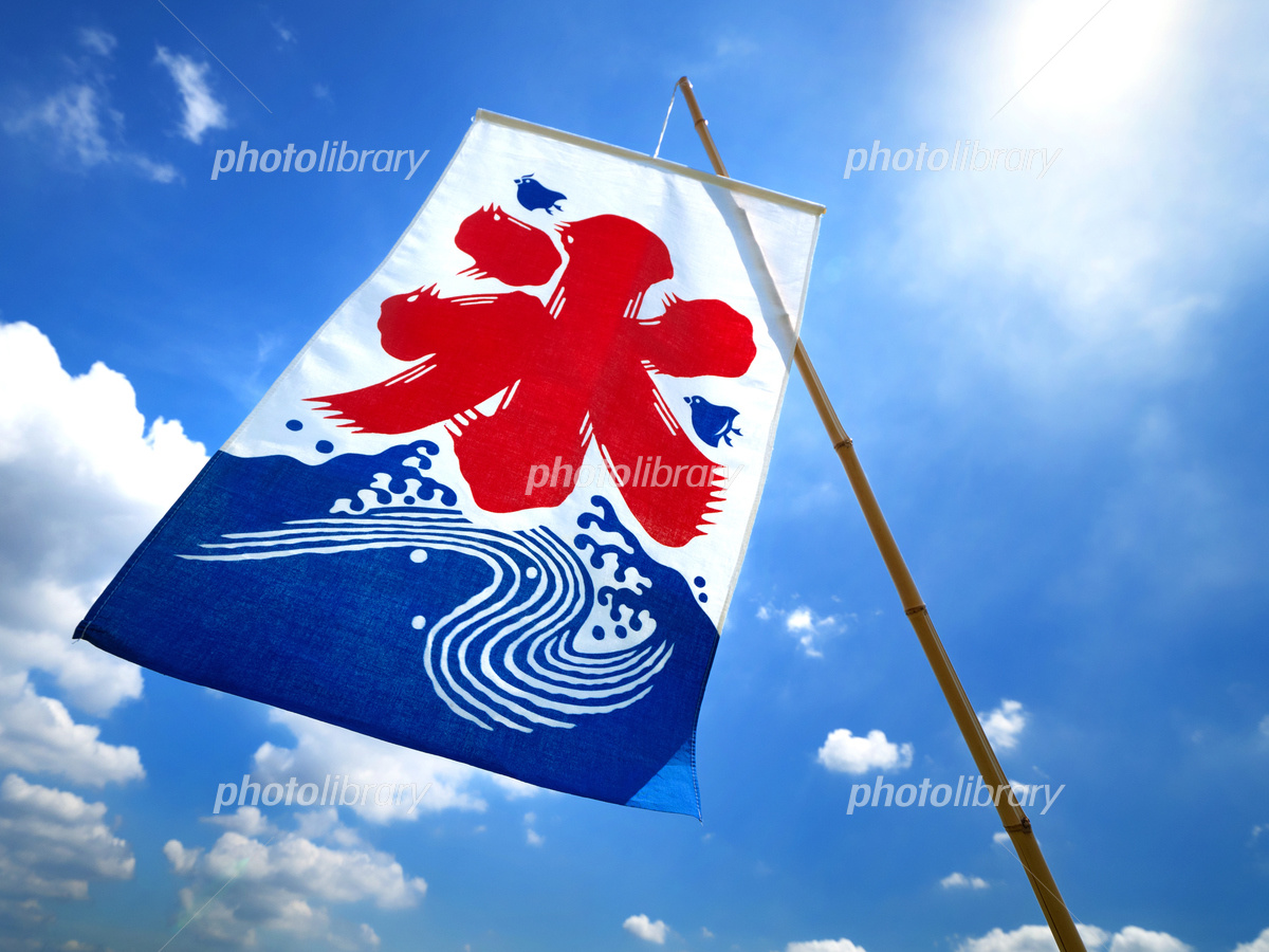 この“氷の旗”、意味知ってますか？昔から夏になるとよく見かける「氷旗 こおりばた 」。 実はこれ、江戸時代に氷屋さんが目印として掲げていた旗がルーツなんです❄️🔹「氷」の文字 🔸 波の模様 🔹 赤・青・白の涼しげな配色 どれも“ひんやり感”を伝えるための工夫