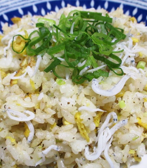 📣浜木綿の「定番料理向上宣言」📣 ６月１日 火 、いよいよ始動です😆 第1弾は、おなじみの「炒飯」🔥 香り、塩梅、うまみ、温度定番料理だからこそ 徹底的にこだわりました✊✊✊ さらに美味しくなった定番チャーハンのみならず、 夏限定の「梅しらすチャーハン」 新