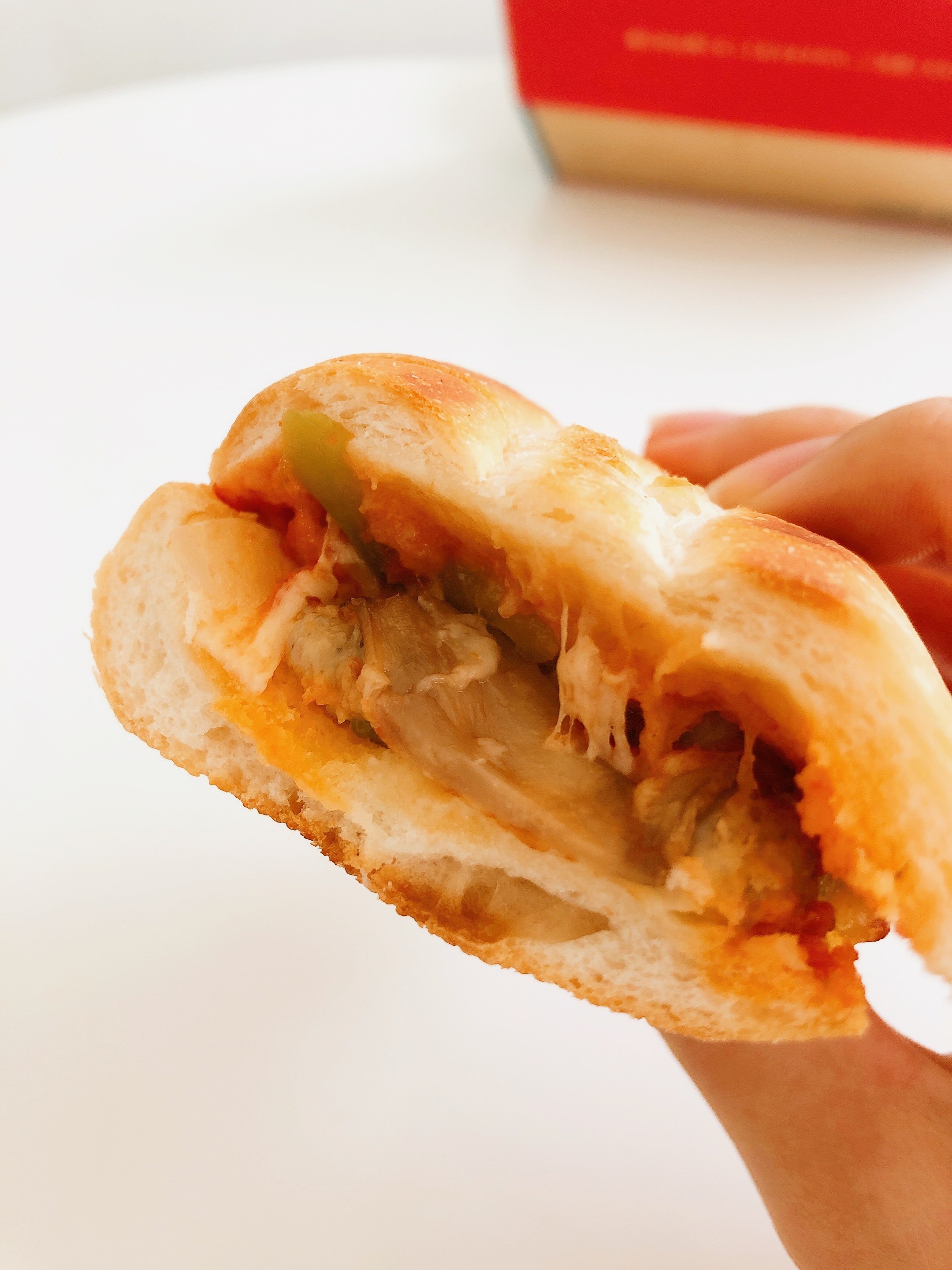 今話題のホットサンドメーカーを使って 余ったピザを簡単アレンジ！ トマトとチーズをピザで挟んで簡単ホットピザサンドの出来上がり🍕チーズはとろ〜り🧀 生地はサクッ！ ぜひお試し下さい🍕ドミノピザアレンジレシピピザサンド簡単アレンジライフハック