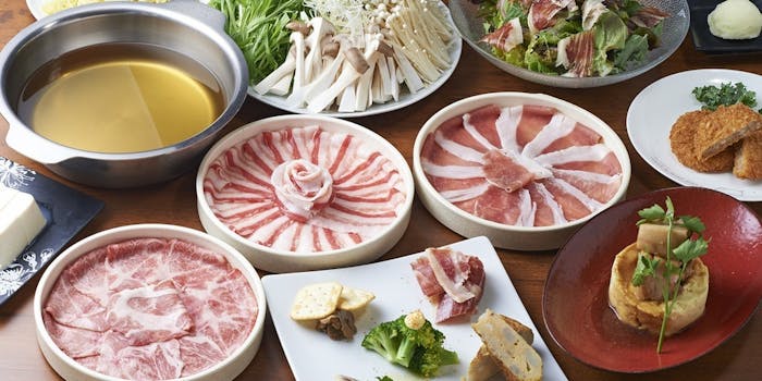 イベリコ豚が食べるどんぐりの写真素材FYI03306389ストックフォトの Qlean Market キュリンマーケット