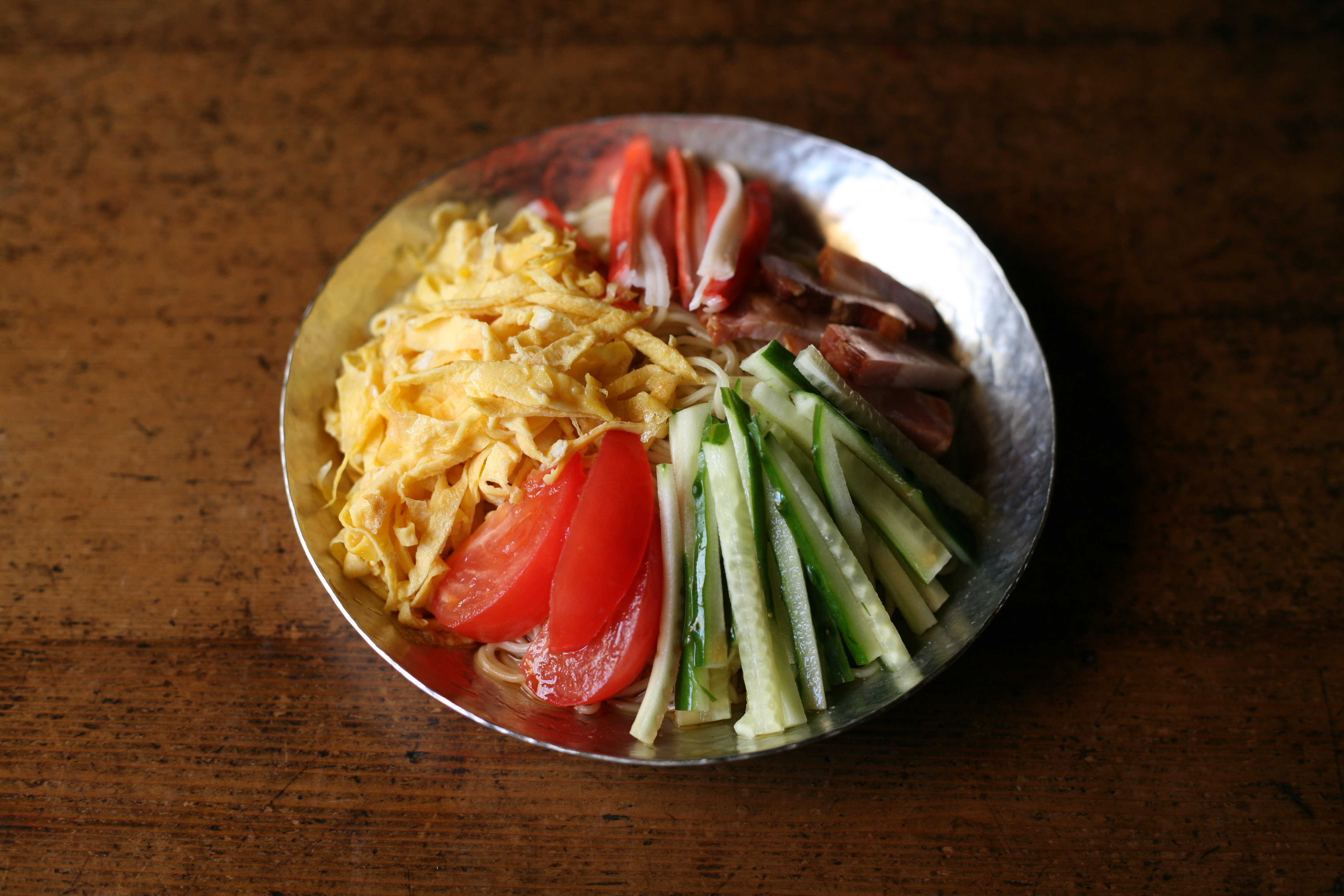 冷やし中華始めました。 実は冷やし中華は日本発祥なんです🐼 昭和時代初期に誕生したそうです！ 2枚目の写真の中国料理「凉拌面liáng bànmiàn」が近いかな？ きゅうり、唐辛子、パクチー、ピーナッツなどが入ってることが多いです〜冷やし中華中国語李姉妹ch