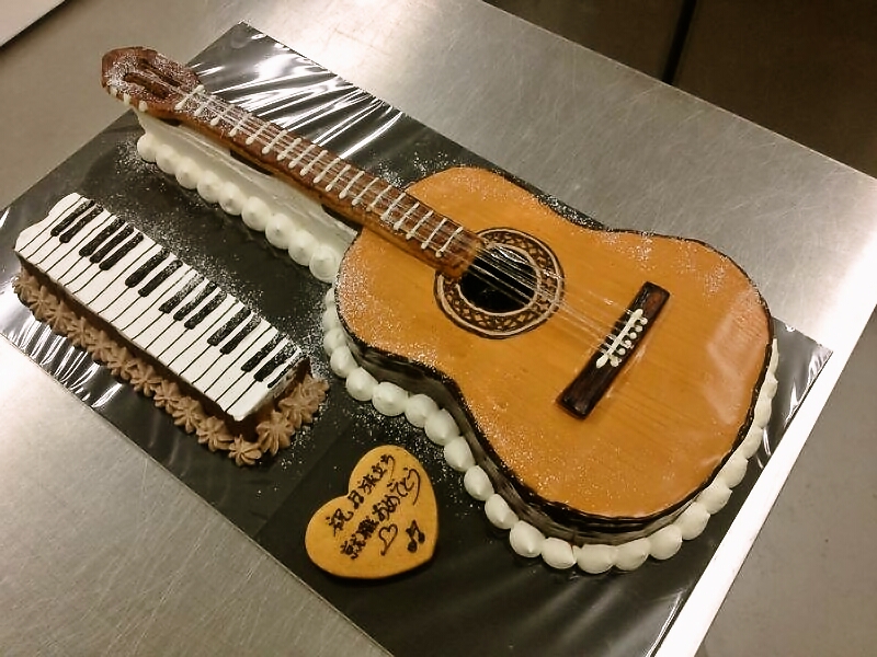 過去に作ったもの ギターの立体ケーキ🎸弦の部分はチョコレートで作ってます😊過去pic元パティシエケーキ好きケーキ🍰ケーキ🎂ケーキ大好きケーキケーキ好きな人と繋がりたい手作り立体ケーキギタースイーツスイーツスタグラムスイーツ好き