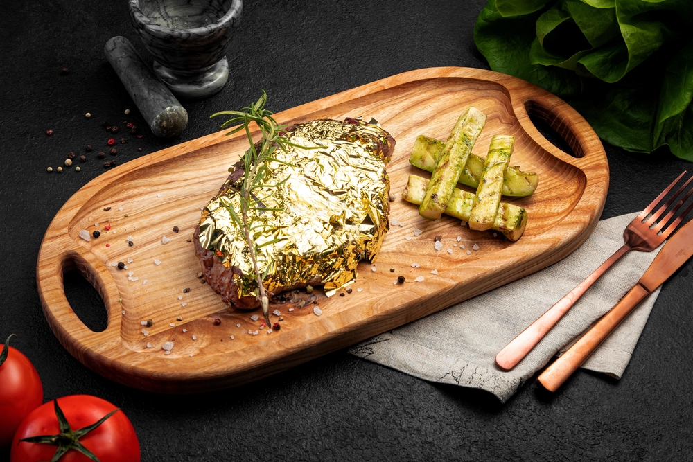 欧州ではビーフステーキの付け合わせにグリル野菜をのせるのが一般的です。一方アメリカではフライドオニオンや目玉焼きと一緒に 食べるのが人気。マッシュポテトやフライドポテトもいいですね！皆さんはステーキの付け合わせにどんなものを用意しますか？wonderfulbeef