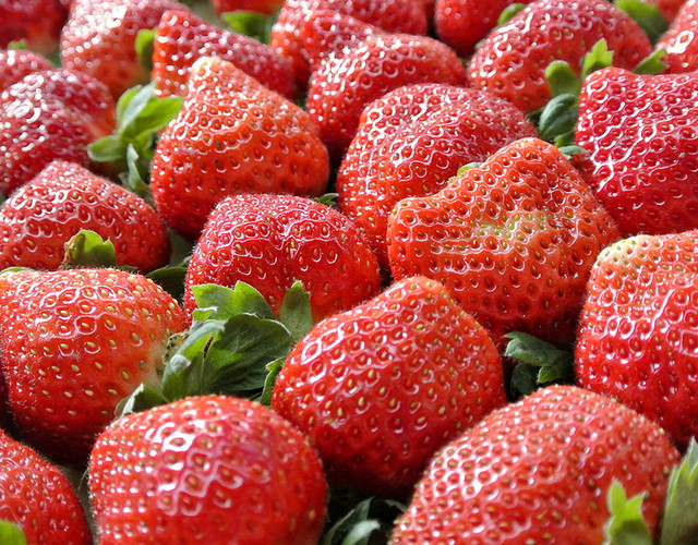 透明な背景にジューシーな新鮮な熟したイチゴの断面図Premium PSD