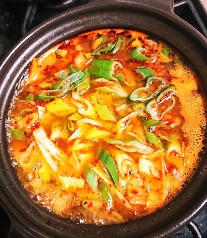 バゲットレシピ 〜鍋の残り物リメイクレシピ編〜 ○キムチ鍋チヂミ ◇材料◇ 2枚分キムチ鍋の残り汁 200ml キムチ鍋の残り具材 適量 薄力粉120g 片栗粉 80g 卵 1個 ごま油 適量 とろけるチーズ 適量 お好みでキムチ、納豆、マヨネーズ ＊手順✳︎ ①ボールに薄力粉