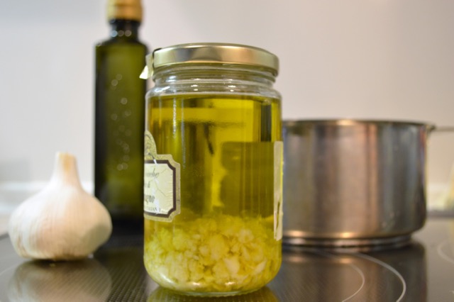 作り置き万能調味料 にんにくを刻んで漬けるだけ！簡単ガーリックオイル