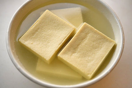 シンプル食材で♪ かぼちゃと高野豆腐の煮物