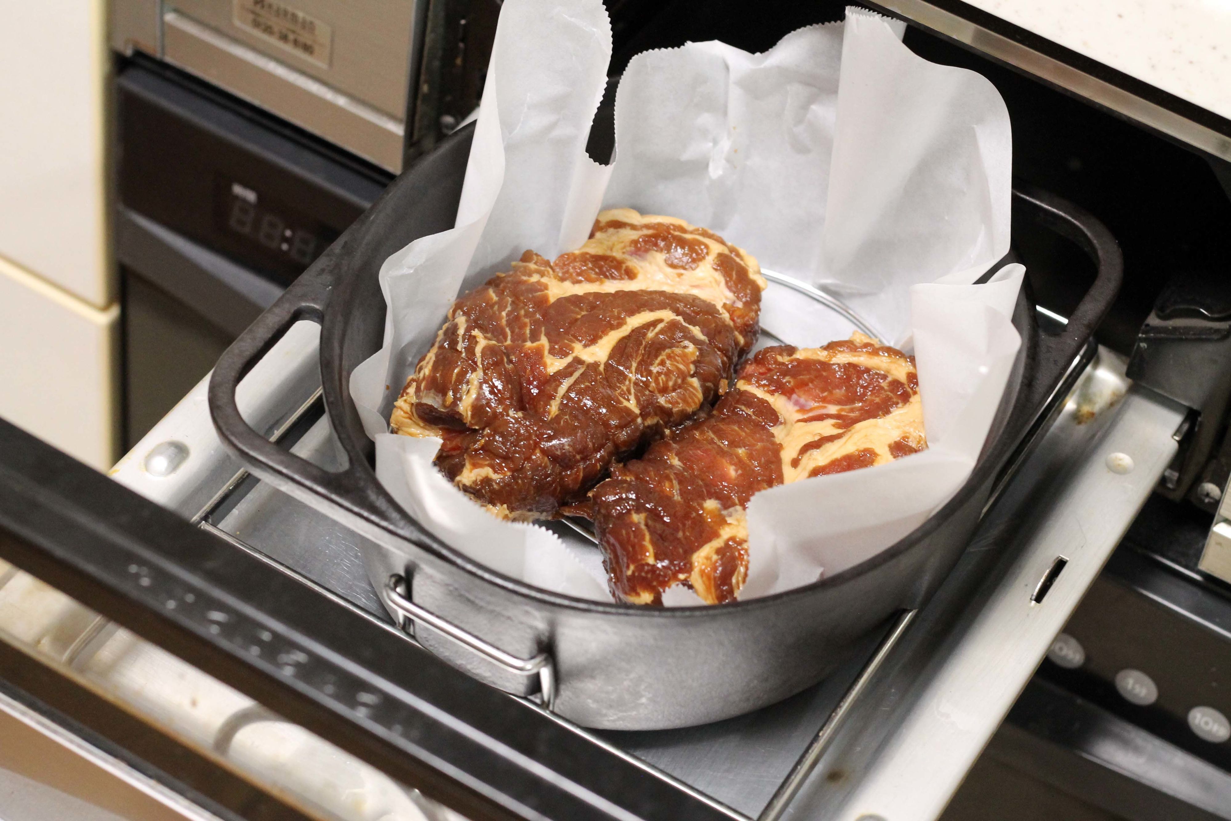 ダッチオーブンでできる、お手軽チャーシュー 一流シェフの「キャンプ飯」料理帖MEN'S EX ONLINE