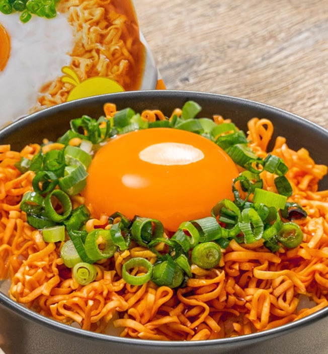 まさかの「金の辛ラーメン」が発売。食べ比べた結果「いつものと全然違う ！」 - macaroni