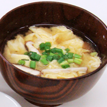 玉ねぎと木綿豆腐 しめじのお味噌汁 ⁡ いつも誰かと組み合わせる 定番の具材たち そういえば久しぶりに会えたみたいな組み合わせだったかも😃✨ ⁡玉ねぎと木綿豆腐のお味噌汁お味噌汁みそ汁味噌汁おみそ汁お味噌汁大好き味噌汁レシピ味噌汁の具お