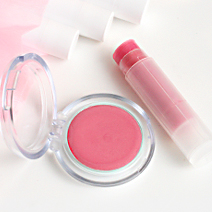 ワークショップ, 「リップグロス作り」レシピ公開！, ＊＊＊＊＊＊＊＊＊＊＊＊＊＊＊＊＊＊＊, 唇にやさしいナチュラルな素材で、,リップグロスを作ってみませんか？, お好きな香りと色でツヤめく唇に仕上げて, 気分まで華やかに♪, ＜材料＞ 15mL用 , ◆ミツロウ1g硬めにするなら1.5g , ◆シアバター1g, ◆ドテラ ココナッツオイル小さじ1 2,