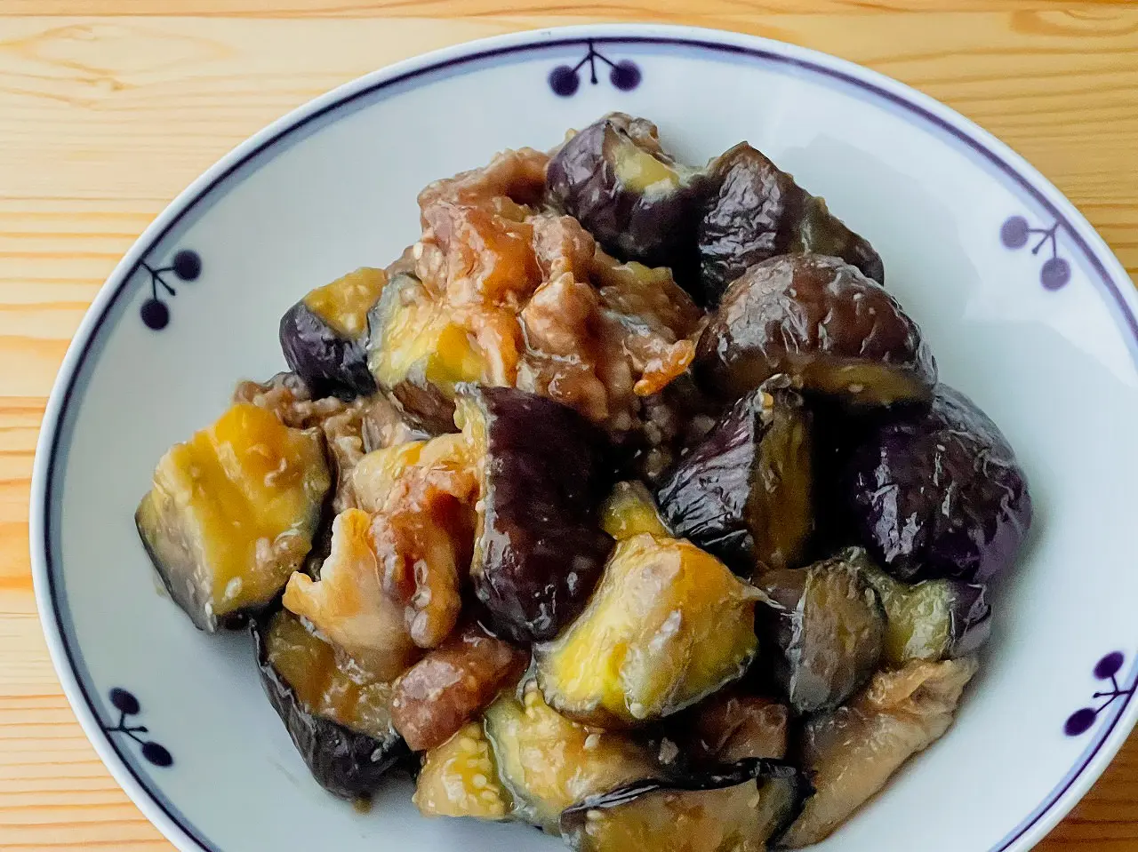 豚肉とピーマンのガーリック味噌炒めお米が高いのにご飯が進んじゃうおかずですいやせん！ 豚肉の旨味 イノシン酸 と椎茸の旨味 グアニル酸など が合わさることで旨味の相乗効果で旨味爆発！！❤️‍🔥肉汁に旨味が溶け出し、そこにガツンと効かせたガーリックが