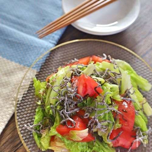 10分以内に完成🙌「トマト」レシピ3選をご紹介します🍅, 🌟無限トマト, ■材料 2〜3人分 10分 , ・トマト：2個,・ツナ缶 水煮 ：1缶 70g , ・a. ポン酢しょうゆ：大さじ1杯, ・a. 塩こんぶ：5g, ・a. ごま油：大さじ1杯, ・大葉：2枚,・白いりごま：小さじ1杯, ■下ごしらえ, ・大葉は千切りにします。, ・ツナ缶は汁気を切ります。, ■作り方,