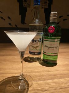 マティーニってどんなお酒？味の特徴、おいしい飲み方を解説！クラシル