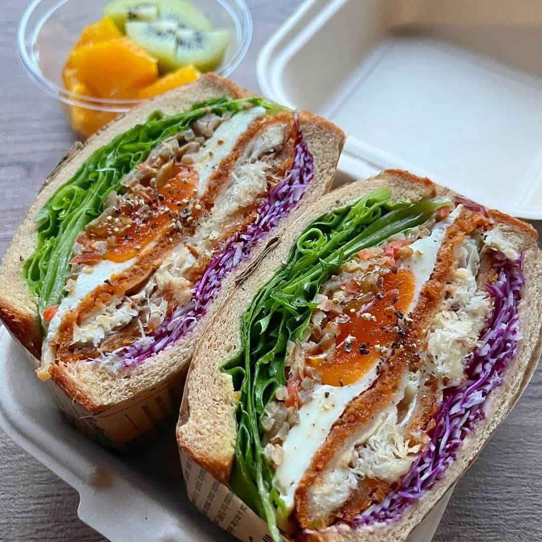 お弁当に野菜のサンドイッチや野菜のおかずを詰めました。使った野菜はカゴメ高リコピントマト、さつま芋、蓮根、大根、人参、牛蒡、ミニトマト、キャベツ、レタス、パプリカ、アボカド、干し椎茸、切り干し大根ですみんなとカゴメでつくるコミュニティ ＆KAGOME