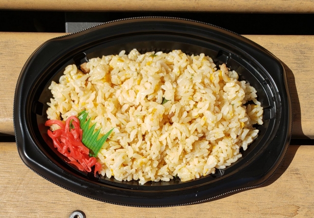 今日のお弁当。冷凍チャーハン弁当です。あの黒い袋のザ・チャーハンみたいなやつ、あれが美味しい。どんどん朝起きれなくなって手抜きになって行く。チャーハンチャーハン弁当料理料理記録料理好きな人と繋がりたいお弁当おべんとうお弁当記録