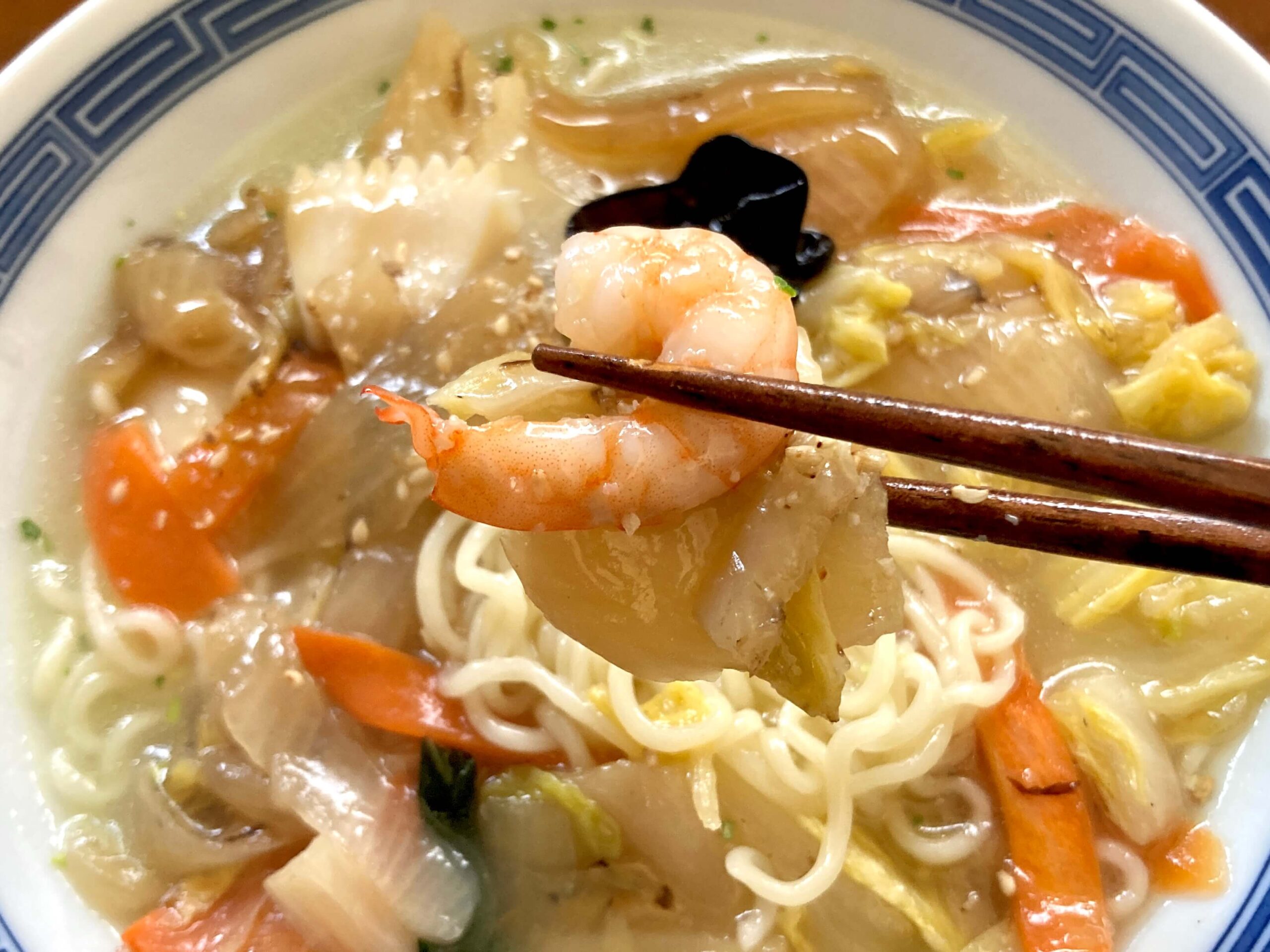 ローソン、238円の具なしカップ麺 節約志向取り込み - 日本経済新聞