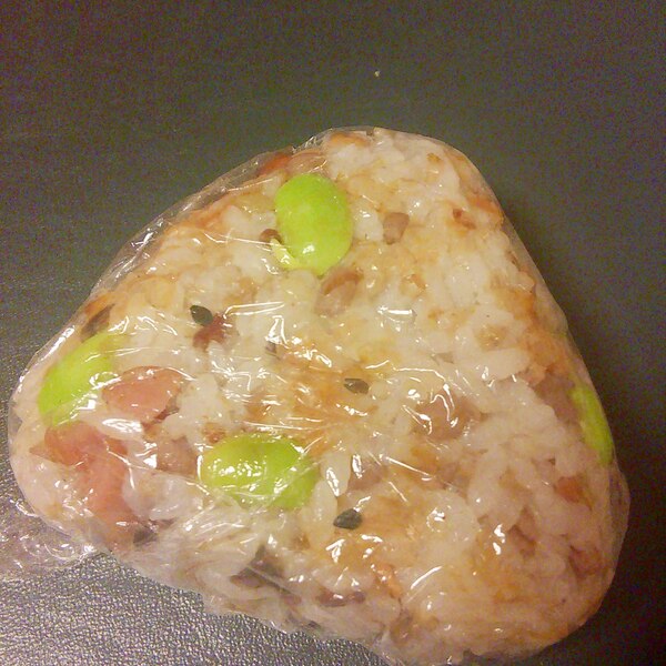 朝食に☆枝豆と塩昆布のオイルおにぎり